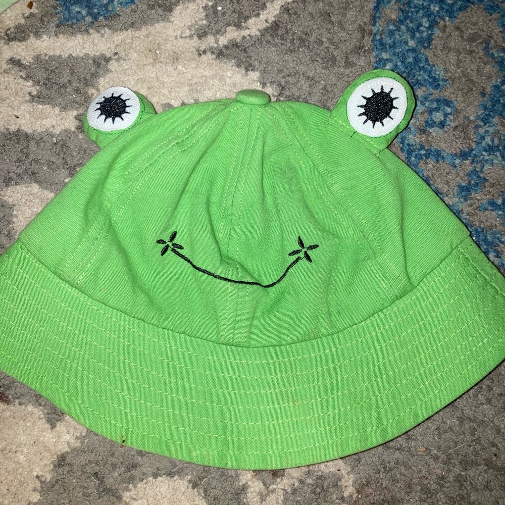Green frog bucket hat. No size.
